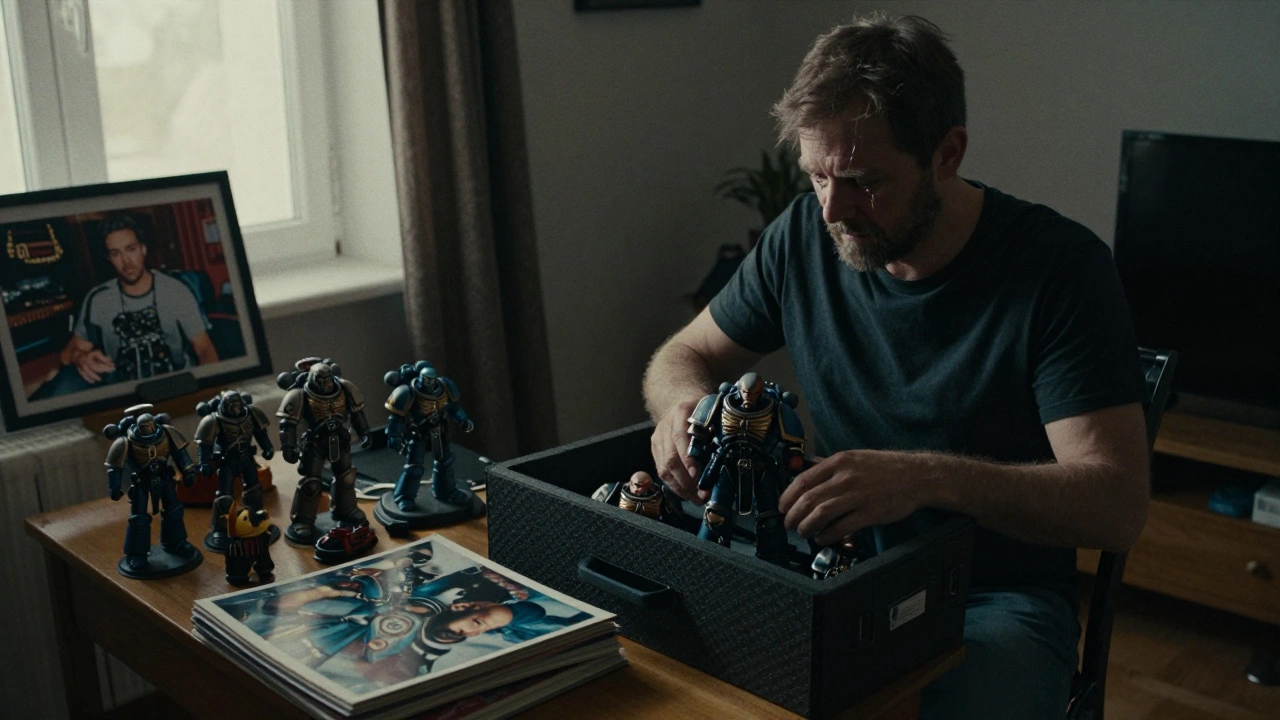 Мужчина упаковывает коллекцию Хаоса в коробки с памятными фотографиями на столе, в тёплом свете окна.