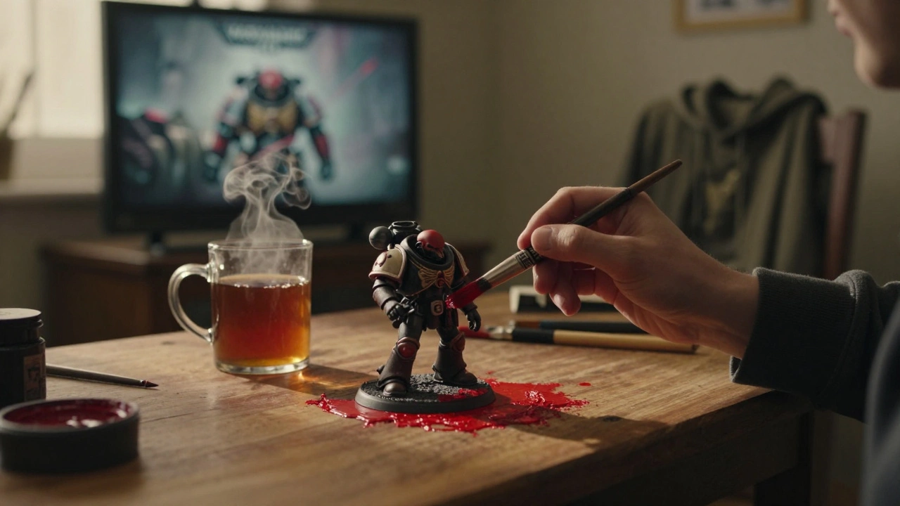 Рука красит простую модель Орка с чашкой чая рядом, атмосфера спокойствия.