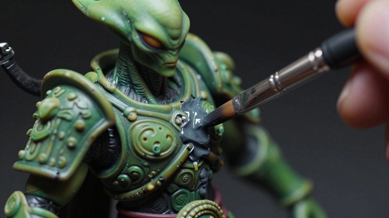 Художник красит детали модели кистью в темной комнате