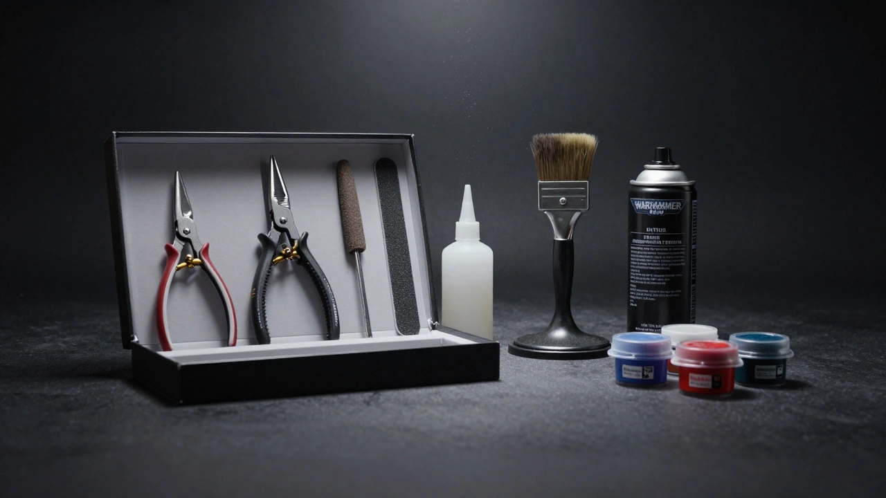 Открытый стартовый набор Warhammer 40K: инструменты, краски и кисть, аккуратно уложенные в коробке.