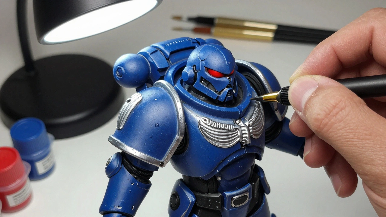 Рука красит миниатюру космодесанта по методу: грунт, основной цвет, тени, сухая кисть и акцент.