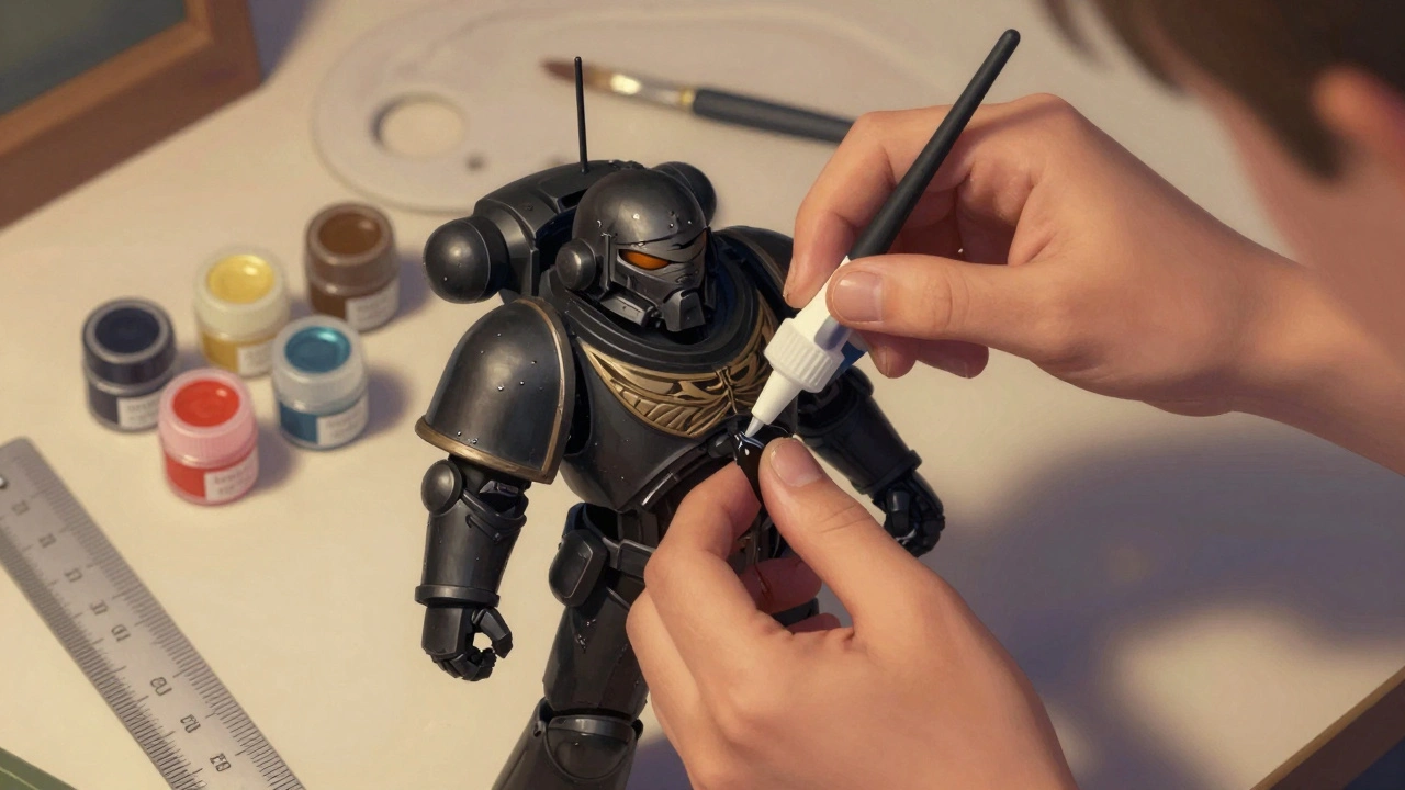 Руки собирают миниатюру Космодесантника, рядом — шесть баночек краски и кисть для миниатюр.