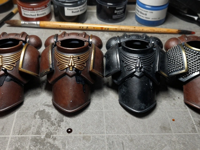 Пошаговый разбор покраски золота в Warhammer 40K: от базы до бликов