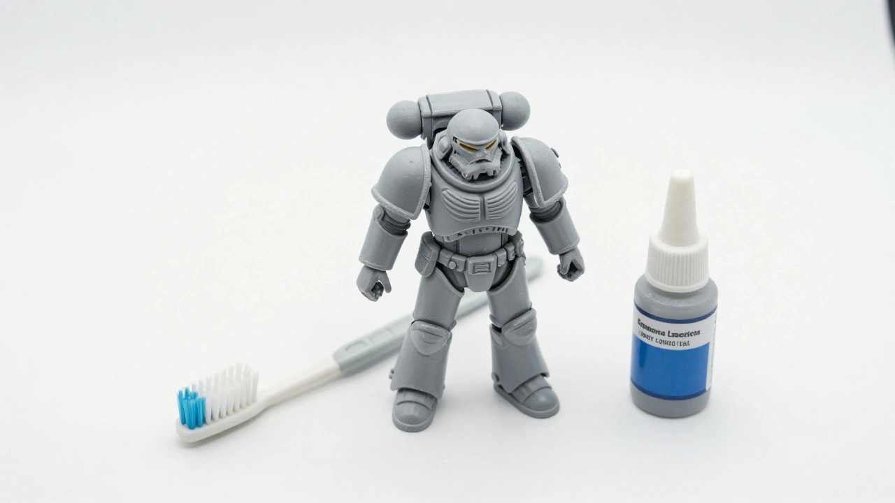 Очищенная и заново загрунтованная серая миниатюра рядом с зубной щеткой