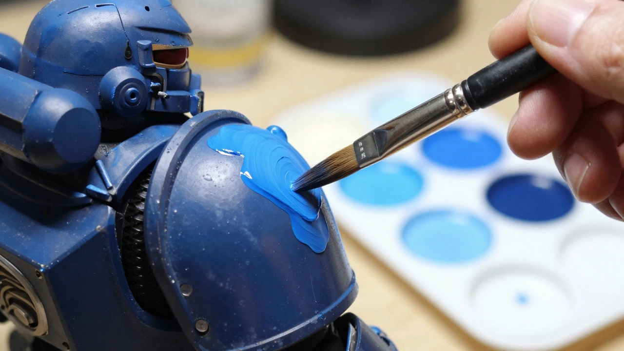 Процесс нанесения тонкого слоя синей краски на плечо миниатюры кистью