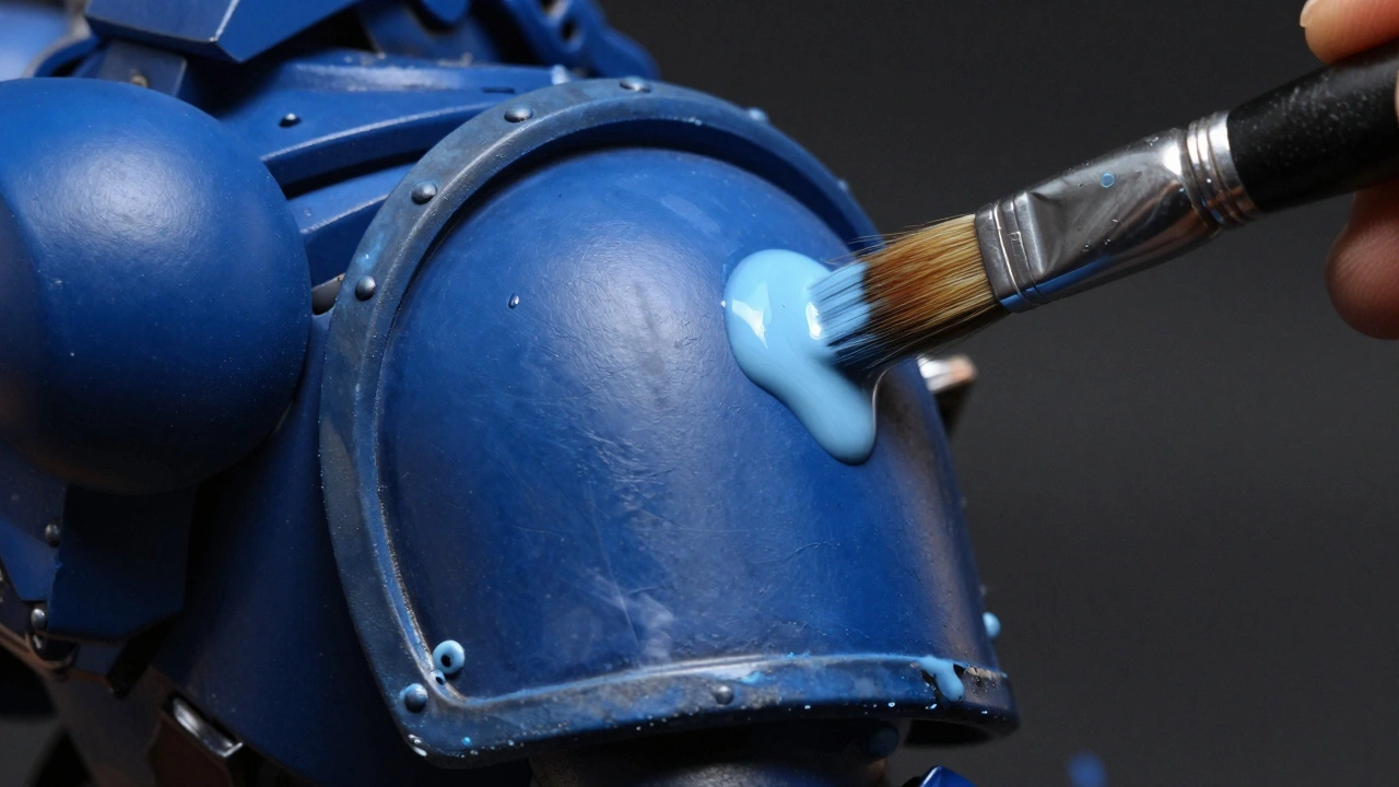 Процесс нанесения тонкого светлого слоя краски на наплечник космодесантника