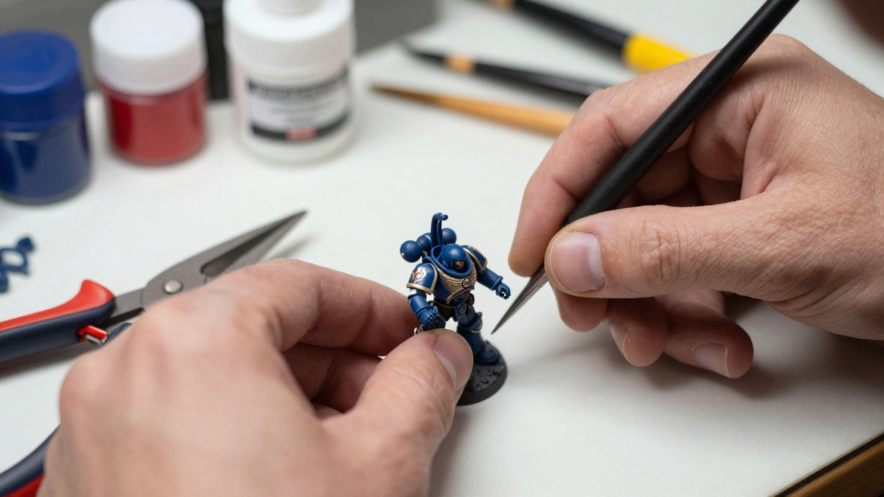Руки собирают пластиковую модель Warhammer на коврике для хобби