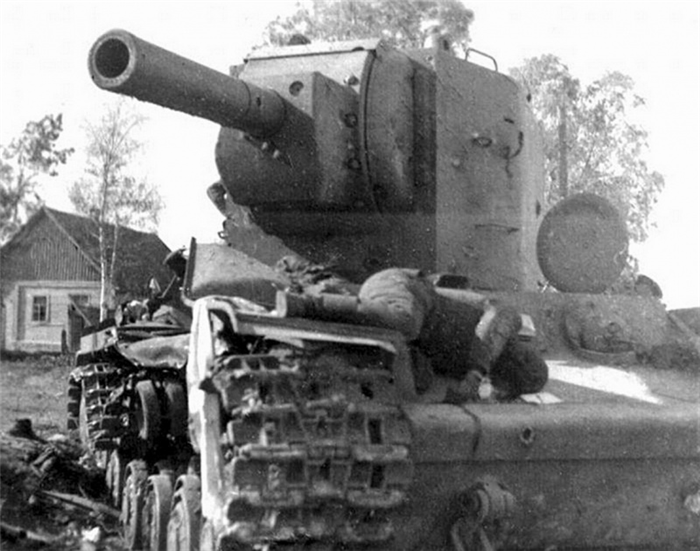 Мертвый танкист на броне подбитого КВ-2