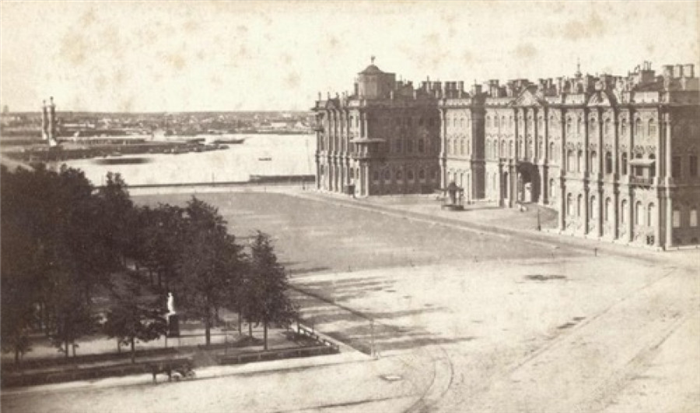 Вид на площадь у Зимнего дворца