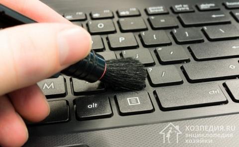 Для удаления незначительных загрязнений с клавиатуры пройдитесь по поверхности мягкой щеточкой и пылесосом