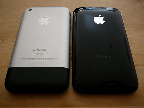 Вид сзади iPhone 2G и iPhone 3G